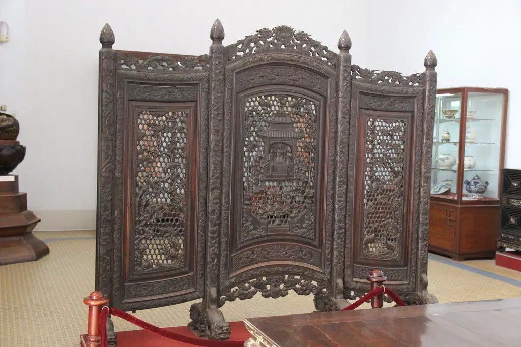 Room divider na naghahati sa maliit na espasyo nang hindi isinasara ang kuwarto